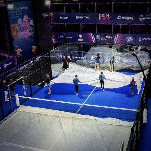 Video showing the Courtcovers team quickly installing a padel court cover at the Sportworx International Padel tournament in Rotterdam to protect the court from rain and humidity. Alpa-Management