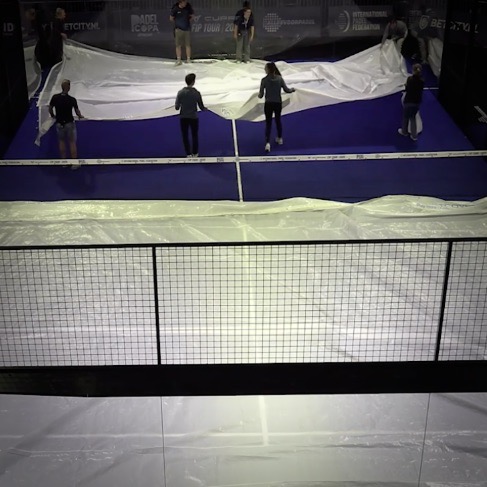 Team installing a Courtcovers Padel Court Cover at a Sportworx International tournament in just a few minutes, providing fast protection from rain and humidity. ALPA-Management
